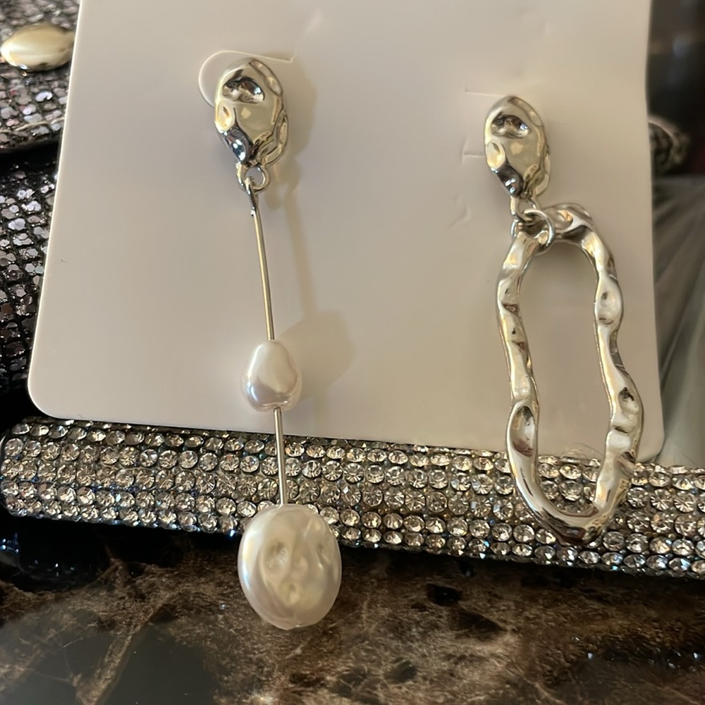 Elegant Asymmetrical Gold and Pearl Drop Earrings - Picture 15 of 16